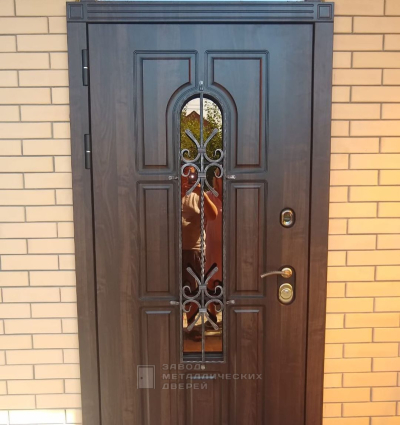 Входная дверь со стеклом и ковкой для загородного дома №71